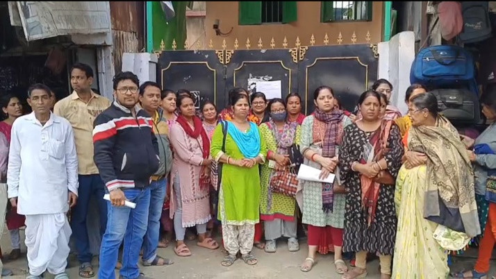 Protesting parents at the Sonarpur branch of Kolkata Boys School, there is no end to the grievances