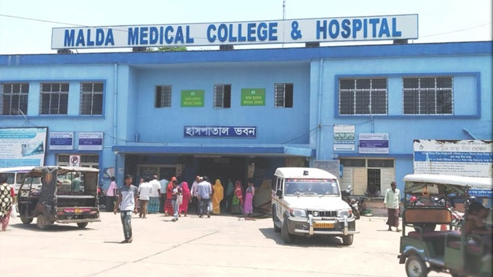 The 18-year-old bride gave birth to four daughters together in malda medical college