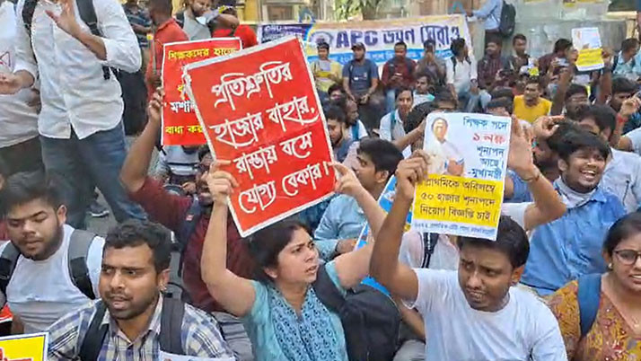 2022 TET qualified candidates have try to stop West Bengal primary Board President Gautam Paul to enter his office..