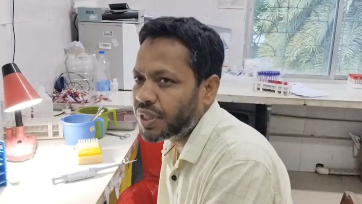 A snake entered the blood center of Jangipur Hospital. The blood center staff is terrified.