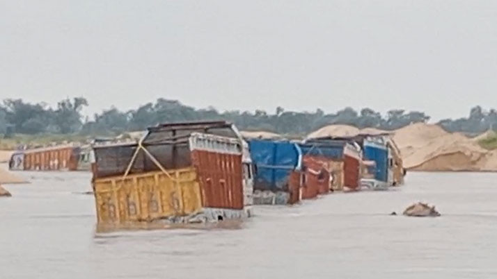 Huge setback while extracting sand in Damodar, 15 lorries floating in water