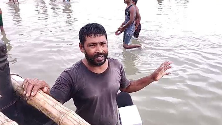 Thirteen people saved from boat sinking, divers search for missing