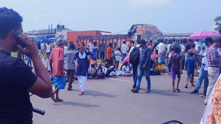 Road blockade demanding flyover on national highway, crowd gathers in Nawabhat