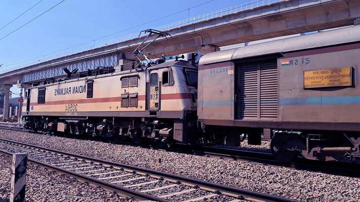 Howrah-Bengaluru Duronto collides with bike at Deulti-Kolaghat, over a hundred passengers narrowly escape
