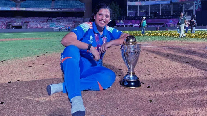 cab-to-felicitate-richa-ghosh-on-november-8-with-golden-bat-and-ball-signed-by-sourav-ganguly-and-jhulan-goswamy