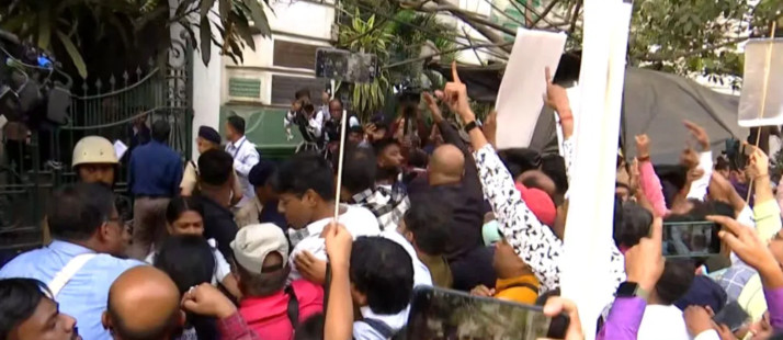 BLO Protest: বিবাদী বাগে আগুন! নির্বাচন কমিশনের গেটে তালা দিতে ছুটলেন বিএলও, ধস্তাধস্তিতে উত্তাপ