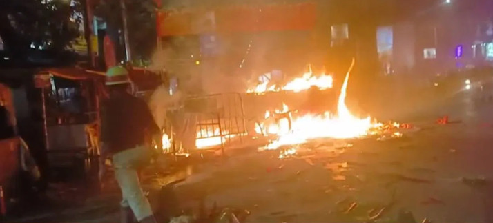 behala-sakherbazar-bjp-tmc-clash-stage-fire-biplab-deb-meeting