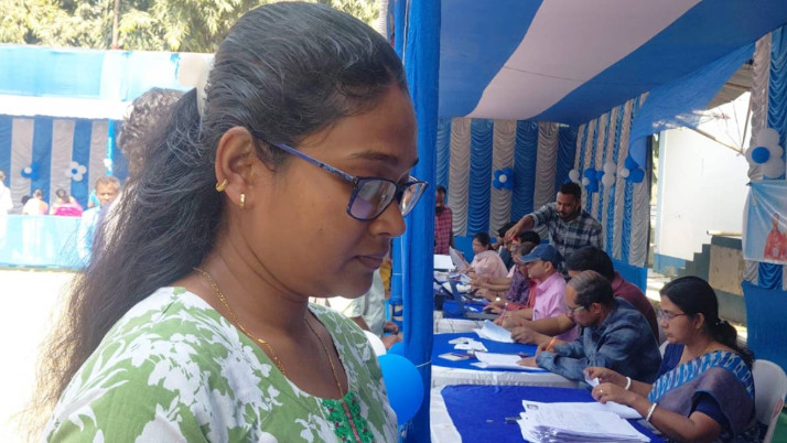 ma-pass-yuboti-deprived-of-government-scheme-for-surname-problem-chinsurah-yuva-sathi-application