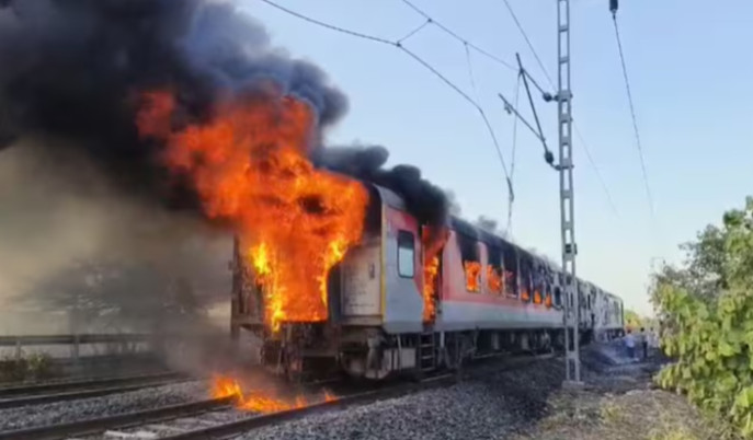 rajdhani-express-fire-near-ratlam-b1-coach-burnt-passengers-rescued-investigation-started