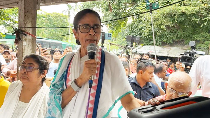 Mamata stands solitary on the protest stage; are the rebels gaining strength? Bengal's politics heats up amidst speculation of a split within the Trinamool.