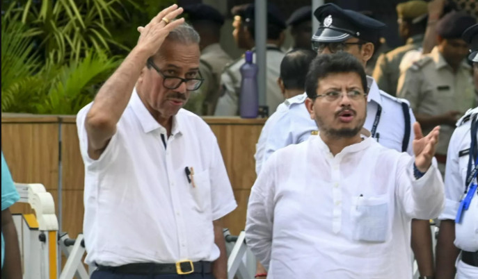 javed-khan-joins-rebel-tmc-camp-makes-claim-on-trinamool-bhavan-land