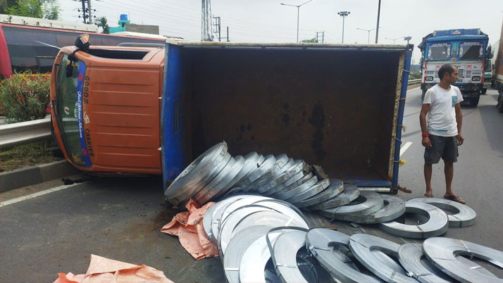 A loaded vehicle overturned after losing control near Dhulagarh toll gate; a major accident was narrowly averted on the national highway.