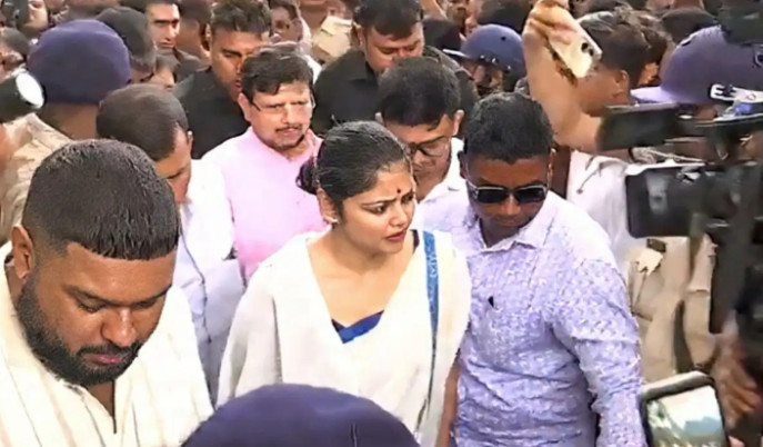 baruipur-minor-death-political-leaders-face-protest-at-victim-home