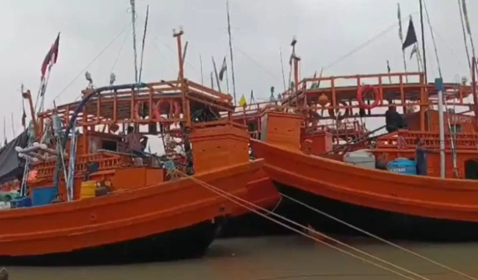 bengal-bay-trawler-sinks-13-fishermen-rescued-near-bakkhali