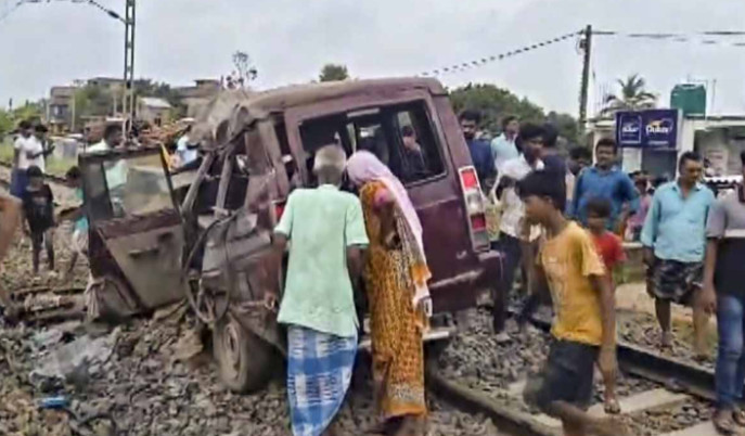 murshidabad-school-vehicle-hit-by-train-two-students-dead