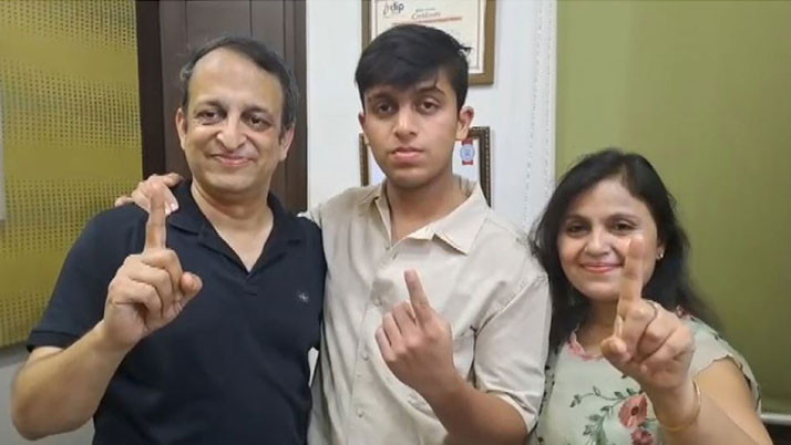 Studying 17 hours a day—that’s how he scored 715 out of 720! NEET toppergooreveals the real secret to his success.