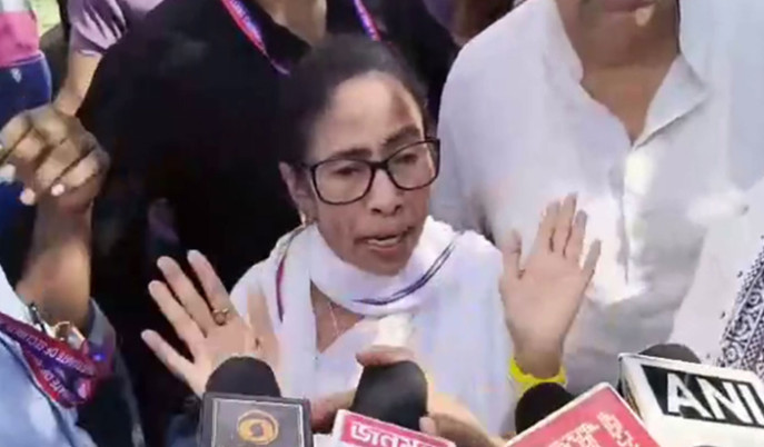 mamata-banerjee-shyambazar-protest-chor-slogan-netaji-statue