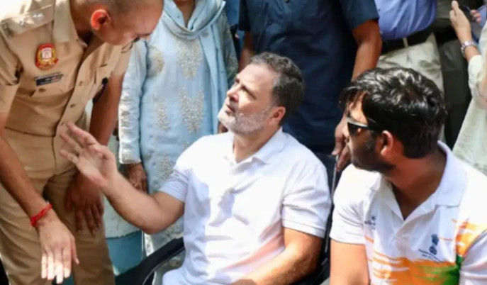 rahul-gandhi-dharna-delhi-police-station-fir-chhote-goli-student-protest