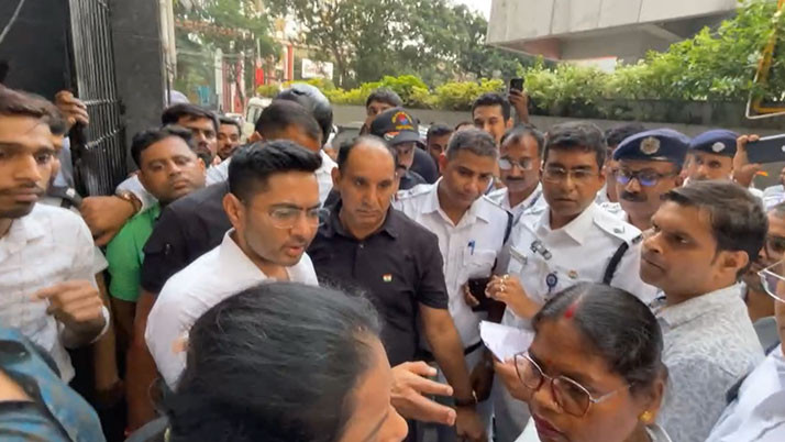 Municipal authorities raid Abhishek's Camac Street office; Trinamool signboard torn down! Scuffle ensues, 12 detained.