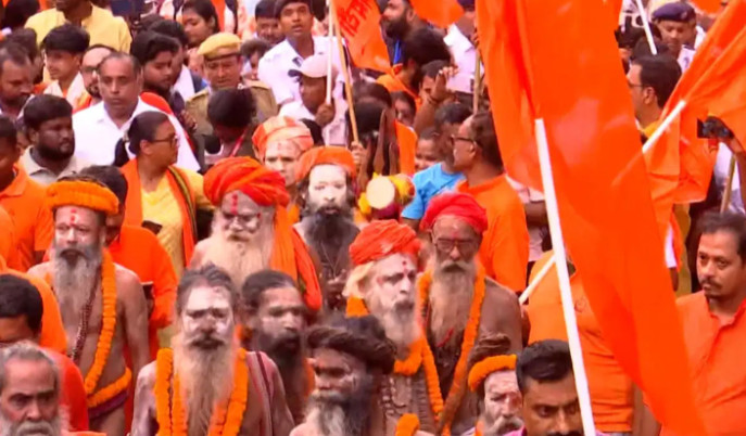 gerua-samman-yatra-jadavpur-naga-sadhus-suvendu-adhikari