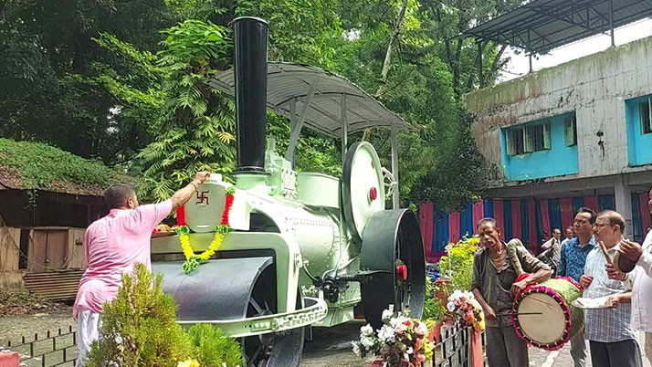 Even today, during Vishwakarma Puja, ‘Steam Saheb’—a living relic of the British era in the heart of Jalpaiguri—is adorned amidst the fragrance of incense and *dhuno* (resin smoke).