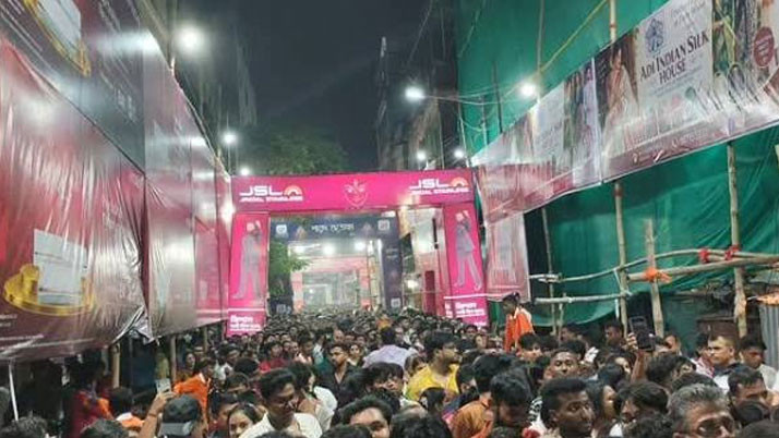 Tragic incident amidst the Durga Puja crowds in Chorbagan! Fears of a stampede; sources claim 17 people have died, and the Chief Minister has arrived at the hospital.