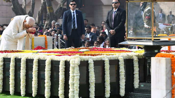 tribute to mahatma gandhi at rajghat by prime minister and president