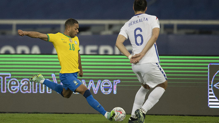 10-men Brazil defeats Chile to face Peru in the semi-finals