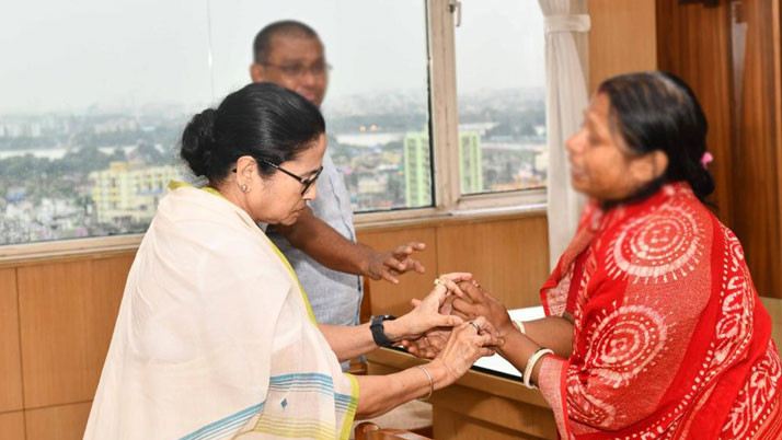 Mamata meets the mother of the student who died in ragging, a series of announcements by the Chief Minister