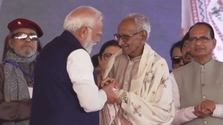 narendra-modi-honours-veteran-bjp-leader-makhanlal-sarkar-at-brigade-oath-ceremony